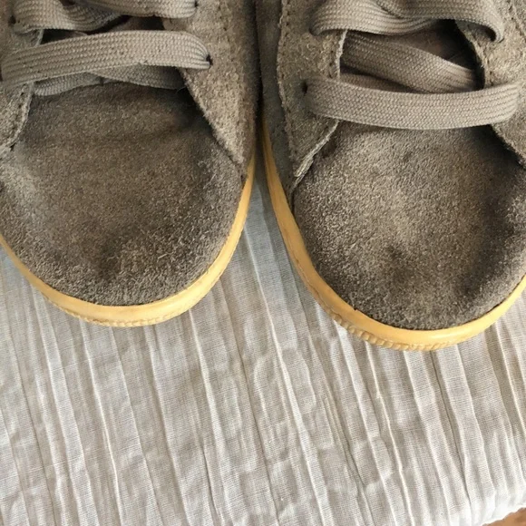 PUMA gray white low top size 9 suede tie up sneakers - Picture 3 of 10